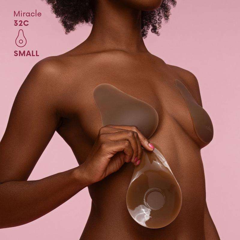 Soutien-gorge push-up invisible réutilisable avec couche adhésive.