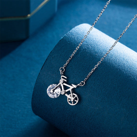 Collier élégant à pendentifs en forme de bicyclette pour femmes