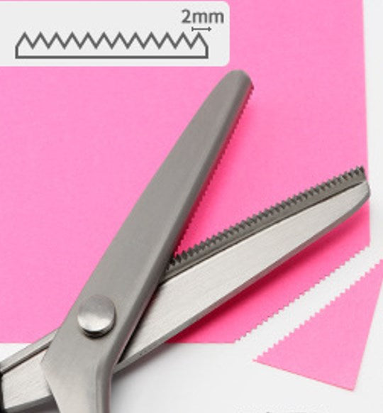 ✂️🧵 Ciseaux à bord zig-zag en acier inoxydable – Poignée ergonomique, anti-effilochage, coupez tissu, papier et cuir avec une finition propre, le couteau suisse des loisirs créatifs 🌸🎨