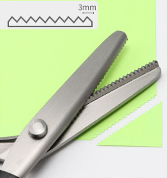 ✂️🧵 Ciseaux à bord zig-zag en acier inoxydable – Poignée ergonomique, anti-effilochage, coupez tissu, papier et cuir avec une finition propre, le couteau suisse des loisirs créatifs 🌸🎨